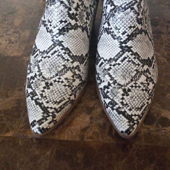 Women's Pointed Toe Ankle Booties - Picture 2 of 6